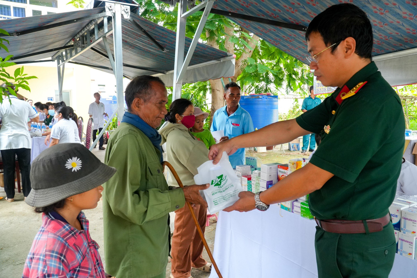 Ngoài khám bệnh, người dân còn được cấp thuốc miễn phí tại chương trình.
