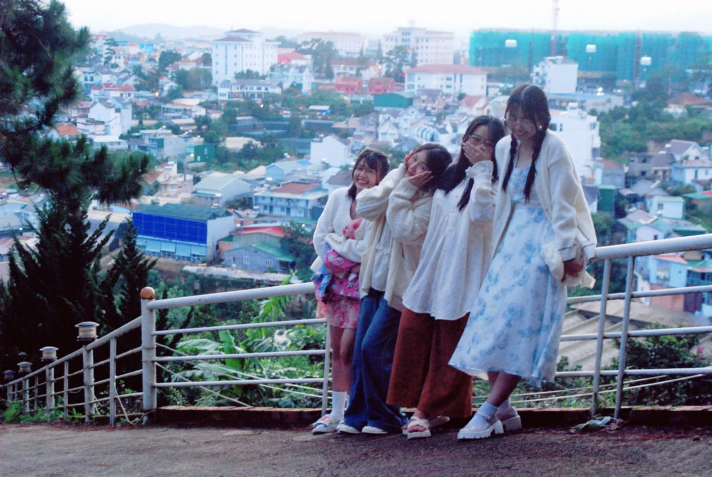 Quế Phương cùng nhóm bạn của cô từng du lịch Đà Lạt vào kỳ nghỉ Lễ năm trước. Quế Phương cùng nhóm bạn của cô từng du lịch Đà Lạt vào kỳ nghỉ Lễ năm trước.