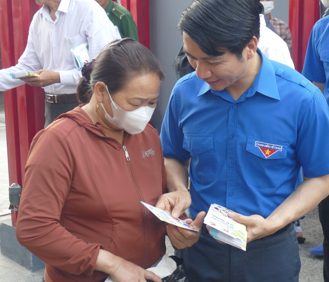 Bí thư thường trực T.Ư Đoàn Nguyễn Ngọc Lương tặng quà Tết cho người lao động trước khi lên xe.