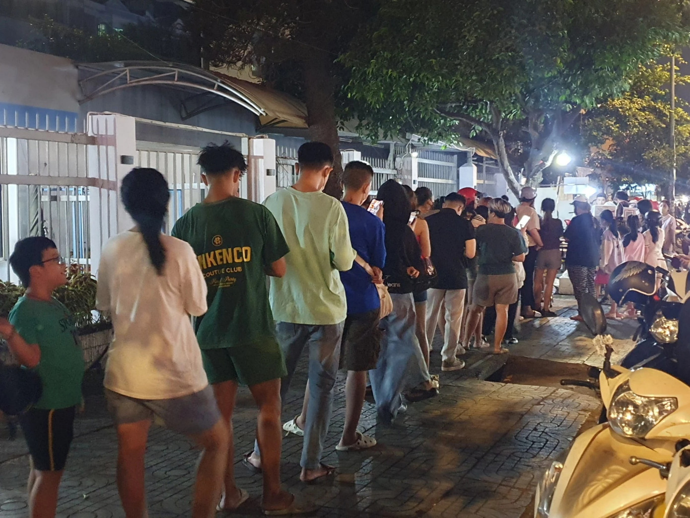 Bạn trẻ TP. HCM kiên nhẫn xếp hàng để đợi mua món 'phô mai sữa nướng' đang nổi hiện nay.