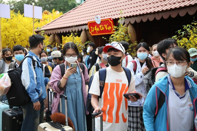 Sinh viên phấn khởi tham gia chương trình "Chuyến xe mùa Xuân" về quê ăn Tết năm 2024. Sinh viên phấn khởi tham gia chương trình "Chuyến xe mùa Xuân" về quê ăn Tết năm 2024.