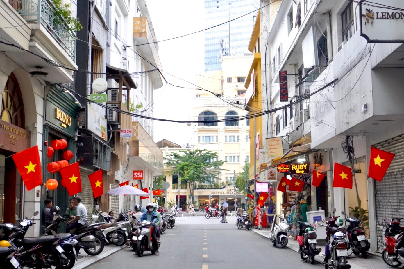 Một góc đường Nguyễn Thiệp (Q. 1) trong ngày Lễ lớn của dân tộc.