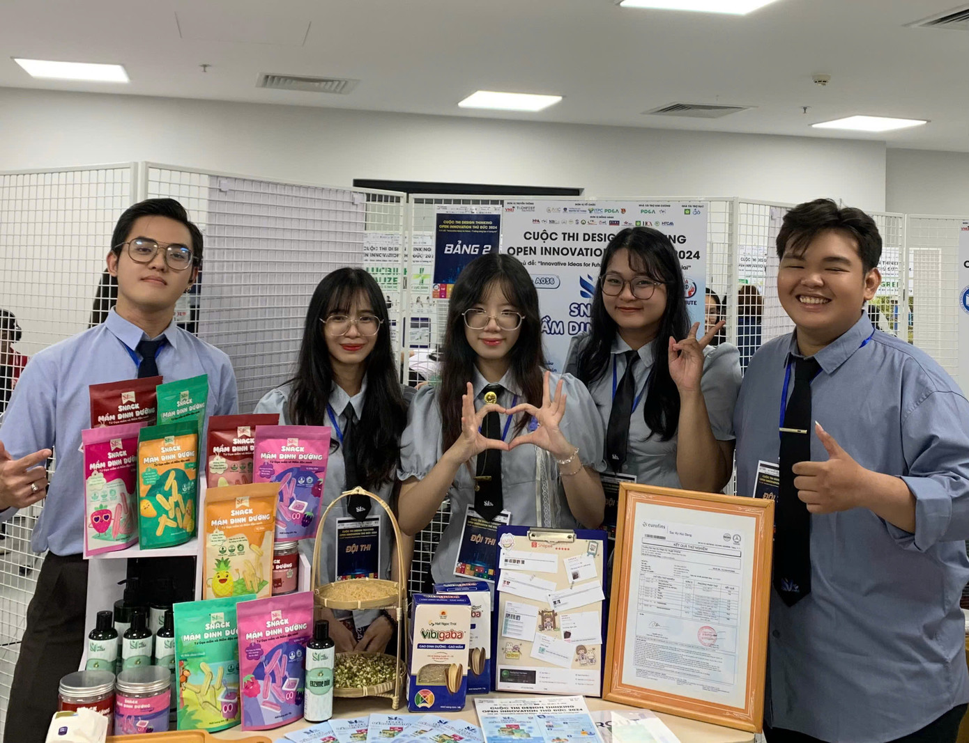 Nhóm dự án bên sản phẩm của mình.