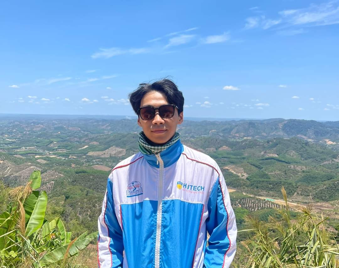 Mạnh Trí hiện (năm thứ ba, ngành Công nghệ Kỹ thuật Ô tô, trường ĐH Công nghệ TP. HCM). Mạnh Trí hiện (năm thứ ba, ngành Công nghệ Kỹ thuật Ô tô, trường ĐH Công nghệ TP. HCM).