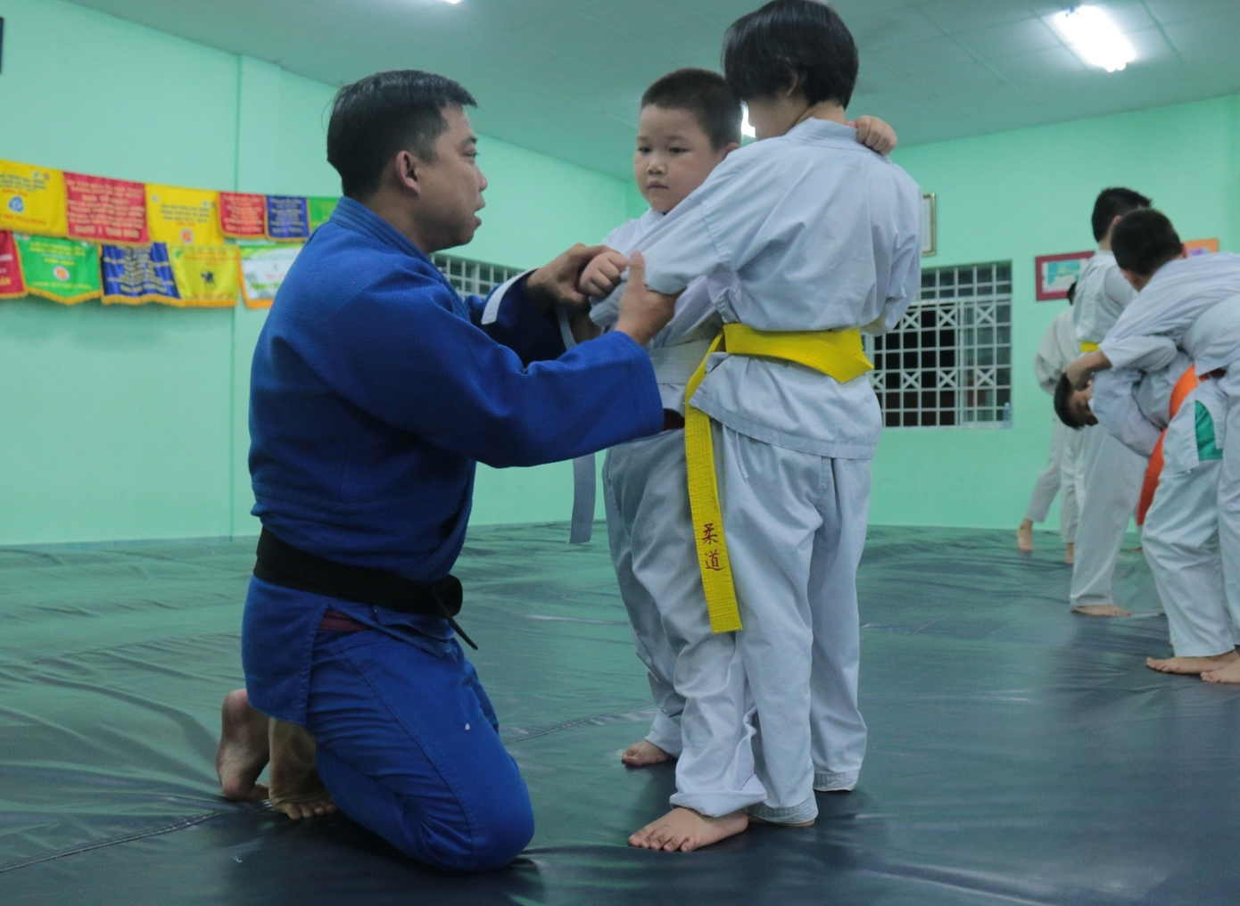 Anh Sơn chỉ bảo các em từng động tác võ. (Ảnh: NVCC)