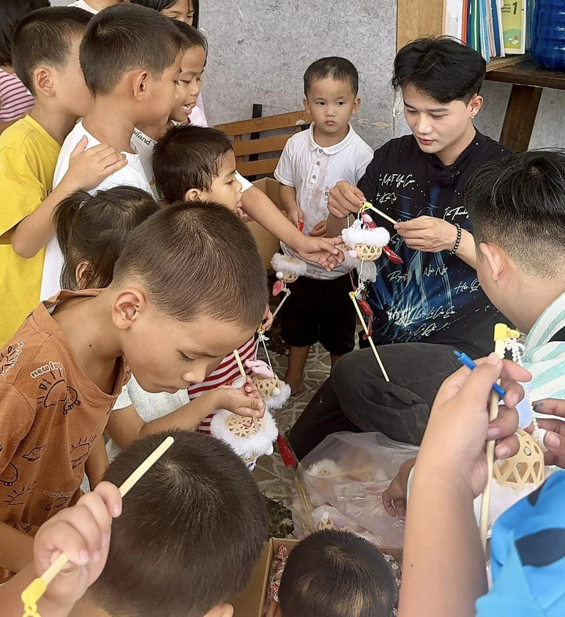 Vĩnh cùng các em nhỏ tại dự án Trung Thu ở Bình Dương.