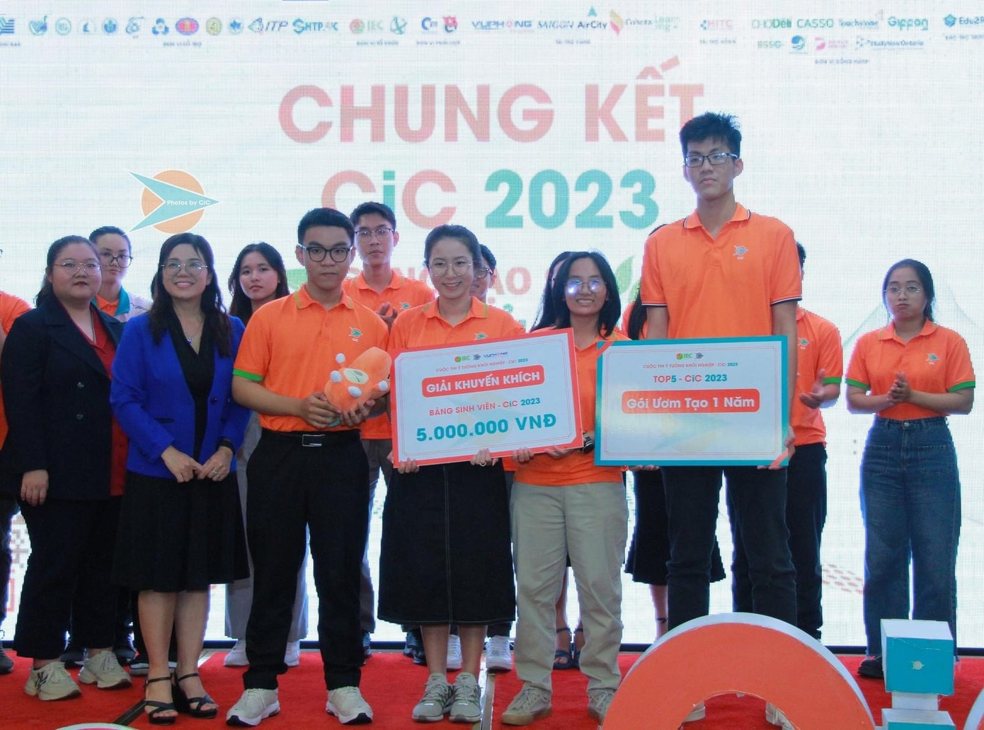 Nhận giải Khuyến khích cuộc thi Ý tưởng khởi nghiệp - CiC 2023. Nhận giải Khuyến khích cuộc thi Ý tưởng khởi nghiệp - CiC 2023.