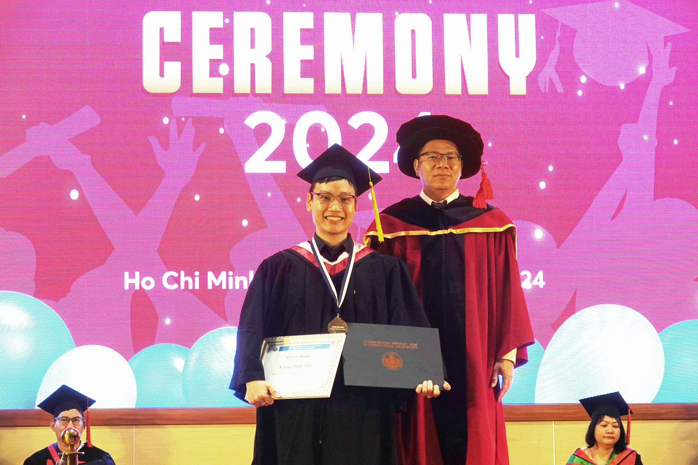 Chung Minh Nhật nhận bằng Thạc sĩ. Chung Minh Nhật nhận bằng Thạc sĩ.