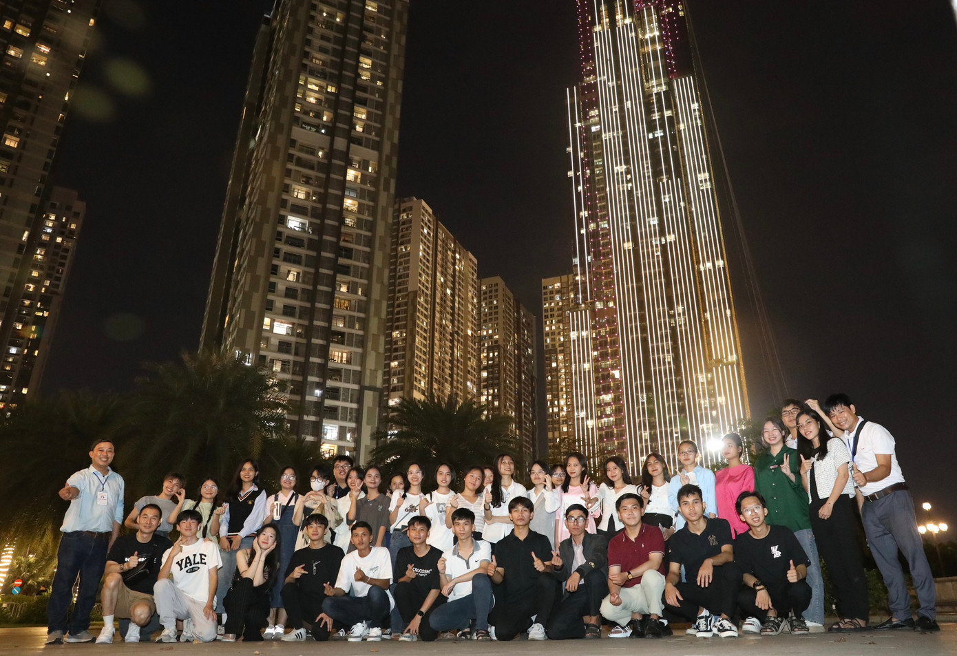 Buổi tối ngày 8/1, các bạn sinh viên cùng nhau tham quan tòa nhà Landmark81. Đây là một trong những tòa nhà thuộc Top 20 tòa nhà cao nhất thế giới hiện nay.