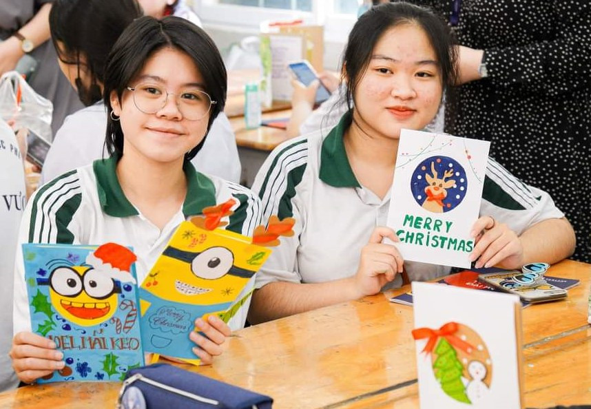 Lộ trình tăng học phí đại học được lùi một năm so với dự kiến khiến nhiều bạn sinh viên phấn khởi. Lộ trình tăng học phí đại học được lùi một năm so với dự kiến khiến nhiều bạn sinh viên phấn khởi.