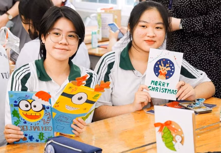 Lộ trình tăng học phí đại học được lùi một năm so với dự kiến khiến nhiều bạn sinh viên phấn khởi.