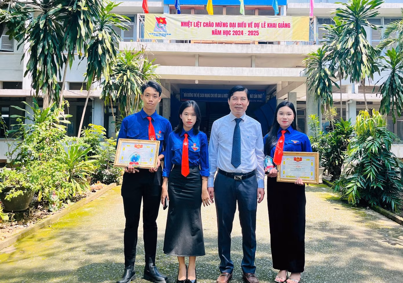 Lân (ngoài cùng bên trái) hạnh phúc với thành quả nỗ lực của mình, khi được trường vinh danh thủ khoa.