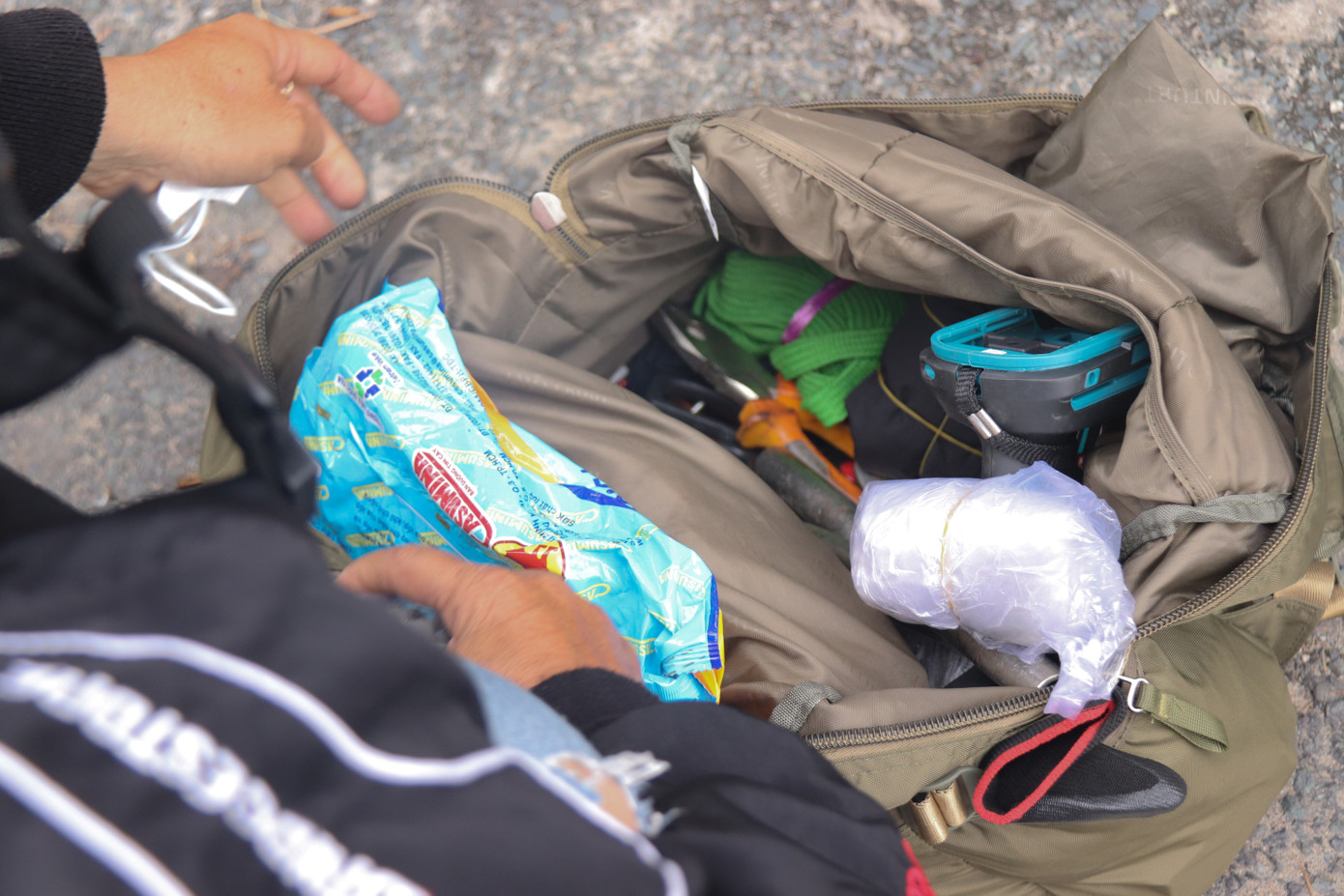 Chiếc balo chứa đầy những dụng cụ mà ông Long thường dùng để giúp người không may gặp sự cố. Trong balo không chỉ có cờ lê, tua vít, kìm, bình hút xăng, dây ràng, ruột xe mới, thiết bị kích điện… mà còn có các loại thuốc sát khuẩn, bông băng sơ cứu… Ông Long luôn chuẩn bị đầy đủ nhất có thể để ứng biến với những trường hợp cấp bách.