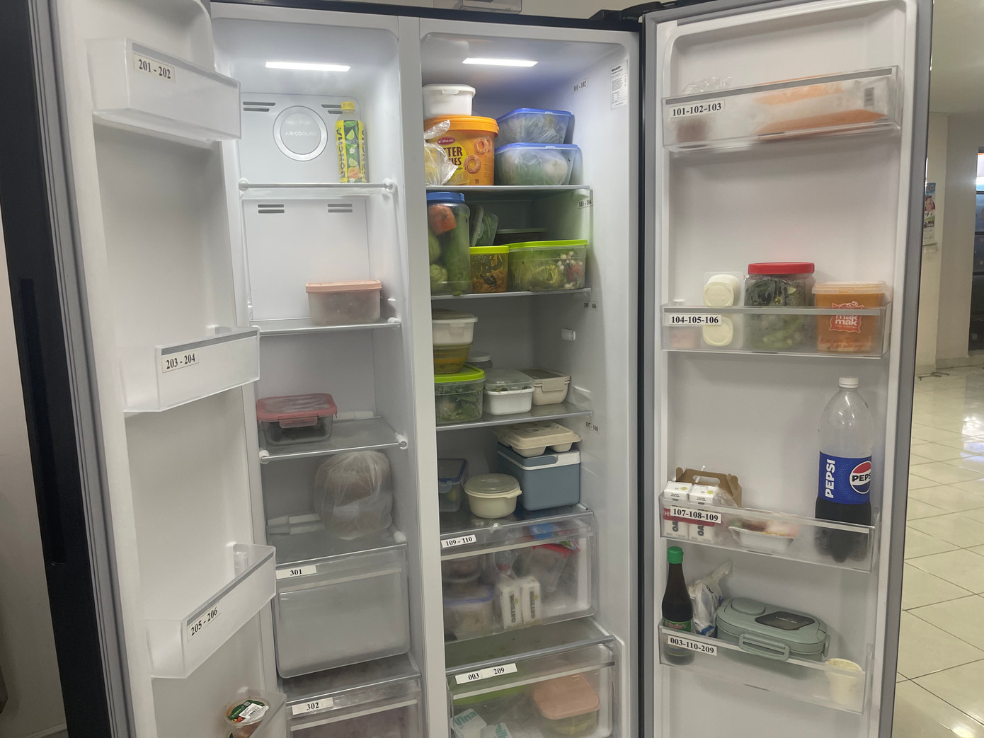 Tủ lạnh lưu trữ thực phẩm của sinh viên Lào và sinh viên Campuchia. Tủ lạnh lưu trữ thực phẩm của sinh viên Lào và sinh viên Campuchia.