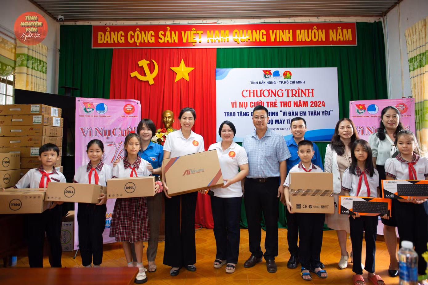 MC Quỳnh Hoa - Phó Giám đốc Nhà Văn hóa Thanh niên TP. HCM (giữa) đại diện trao quà cho các em học sinh tại xã Quảng Khê, huyện Đắk G'long. (Ảnh: TLTĐ)