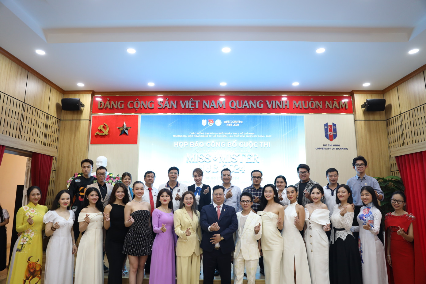 Khách mời cùng Ban Tổ chức cùng chụp hình lưu niệm tại buổi Lễ công bố cuộc thi.