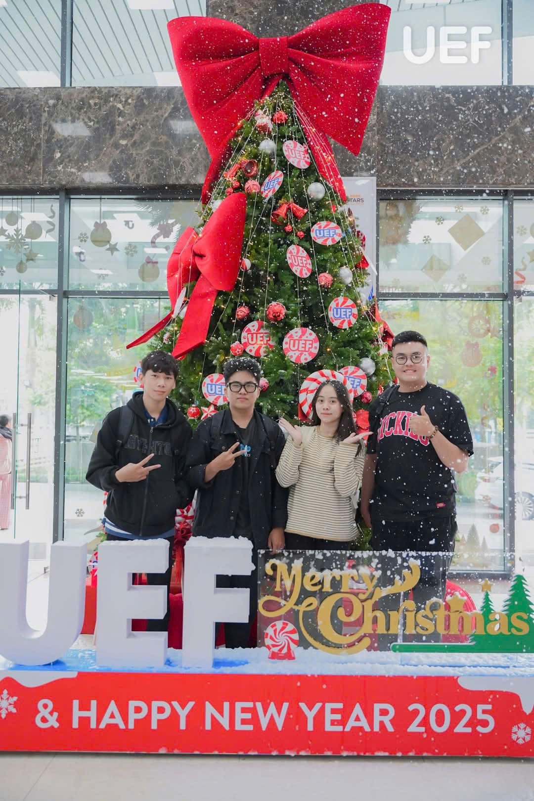 Hiệu ứng “tuyết rơi” từ máy phun tuyết nhân tạo đã “cập bến” đến sân trường đại học, thỏa ước nguyện vọng “sống ảo” của sinh viên.