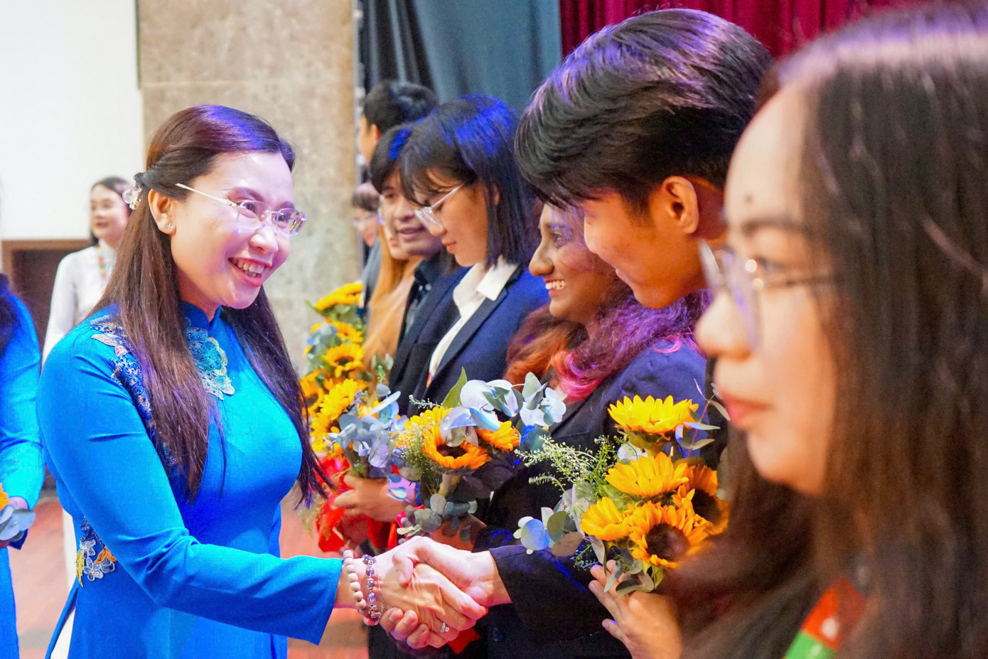 Chị Nguyễn Phạm Duy Trang - Bí thư T.Ư Đoàn, Chủ tịch Hội đồng Đội Trung ương trao hoa đến các đại biểu tham tại chương trình. Chị Nguyễn Phạm Duy Trang - Bí thư T.Ư Đoàn, Chủ tịch Hội đồng Đội Trung ương trao hoa đến các đại biểu tham tại chương trình.