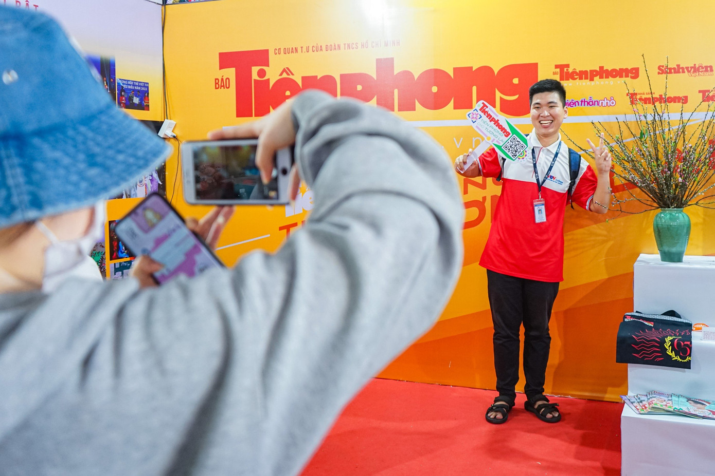 Đặc biệt, Hội Báo năm nay thu hút rất đông sinh viên các trường cao đẳng, đại học trên địa bàn TP. HCM đến giao lưu, học hỏi và cùng nhau check-in tại các gian hàng. Trong ảnh, một bạn trẻ đến tìm hiểu và check-in tại gian hàng báo Tiền Phong.