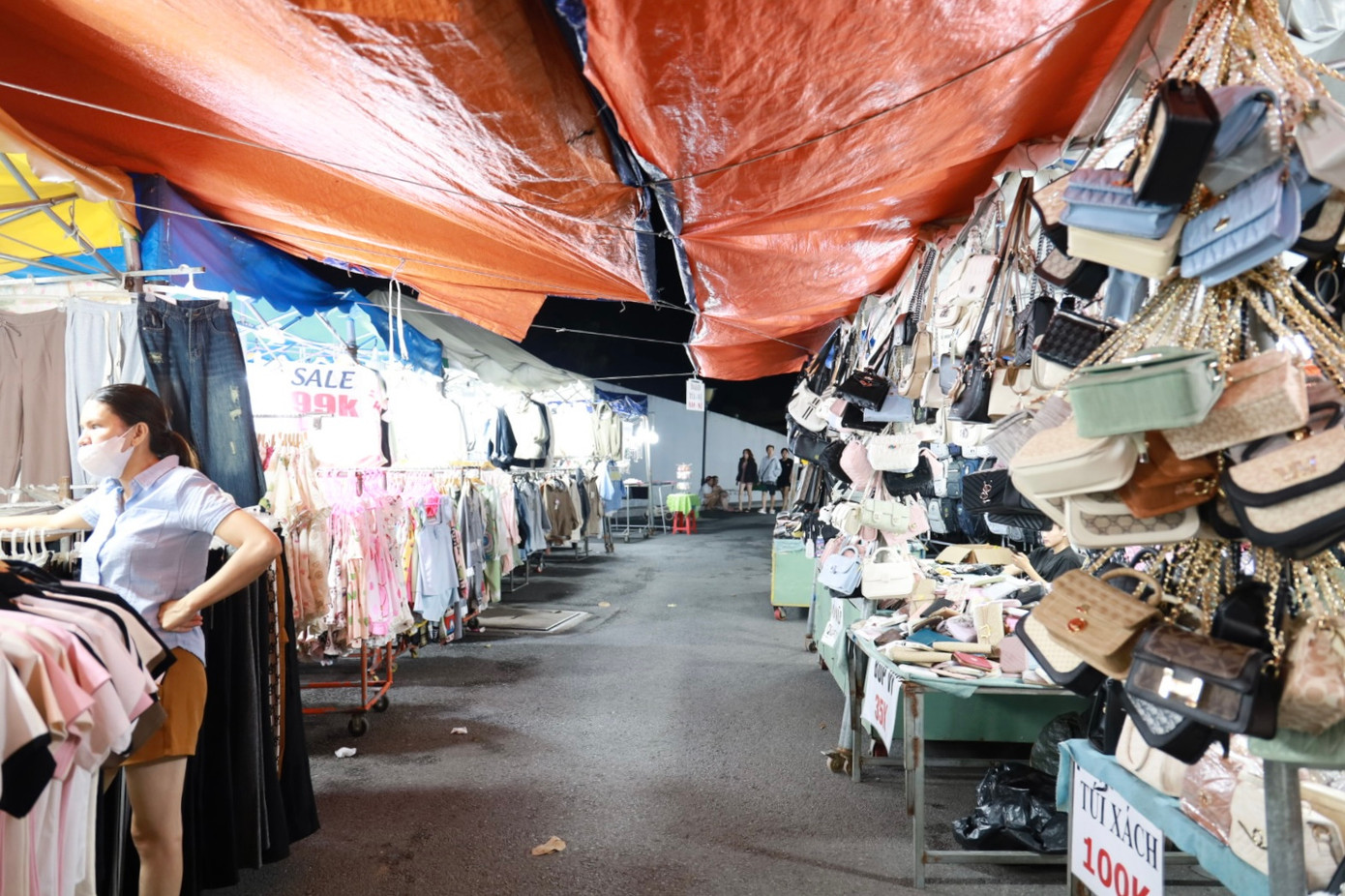 Các gian hàng trong khu chợ đêm Làng Đại học Thủ Đức vắng bóng sinh viên đi mua sắm.