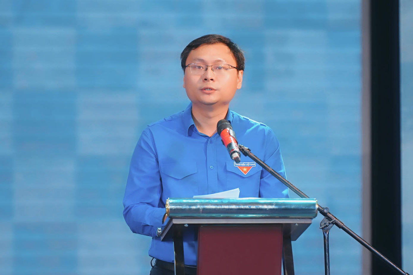 Anh Trương Minh Tước Nguyên - Phó Bí thư thường trực, Chủ nhiệm Ủy ban Kiểm tra Thành Đoàn TP. HCM phát biểu tại chương trình. (Ảnh: TLTĐ)