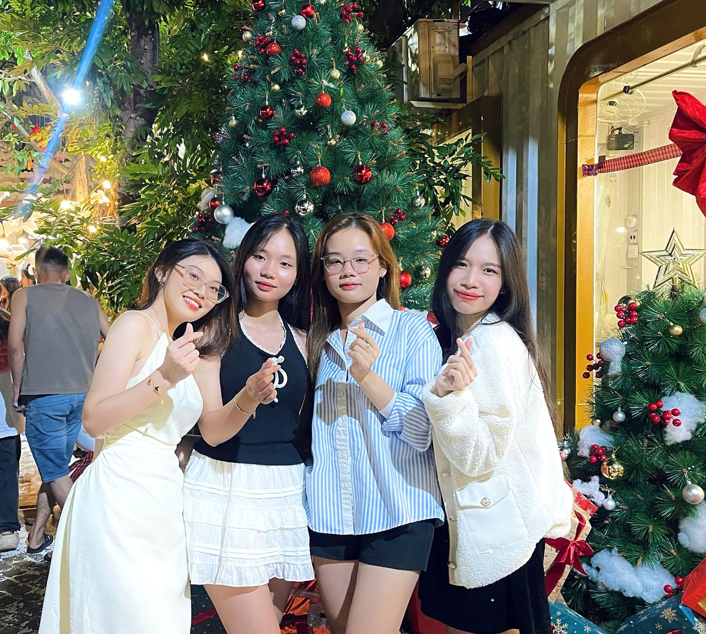 Lưu Minh Minh và nhóm bạn đi 'check-in' Giáng sinh sớm tại quán Kimwon (TP. Thủ Đức). Lưu Minh Minh và nhóm bạn đi 'check-in' Giáng sinh sớm tại quán Kimwon (TP. Thủ Đức).