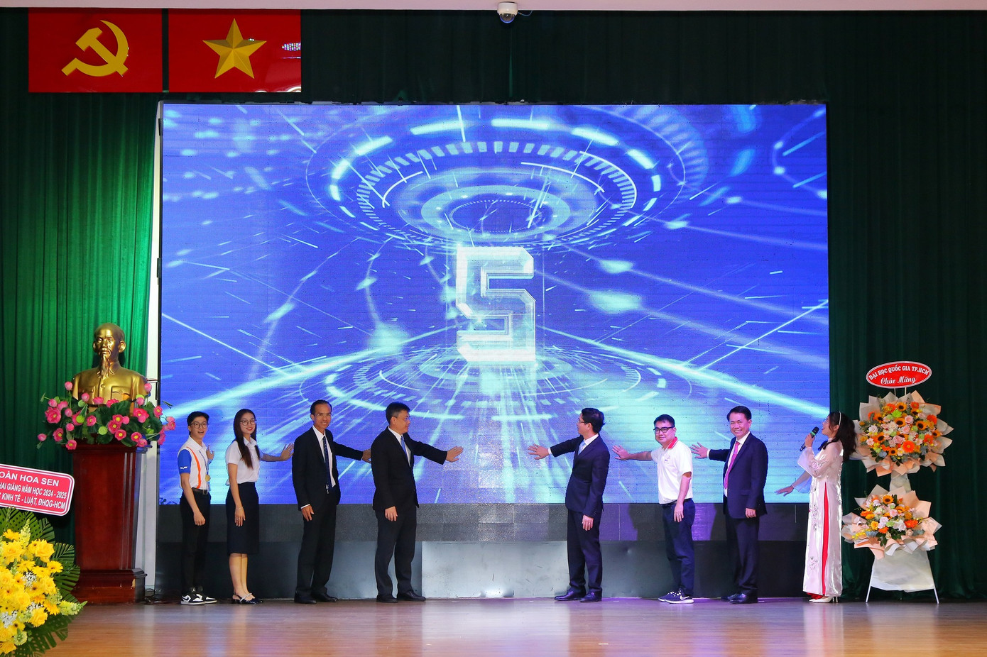 Đại diện Ban Giám hiệu UEL, ĐHQG TP. HCM, các tổ chức Đoàn - Hội Sinh viên, tân sinh viên cùng thực hiện nghi thức khai giảng năm học 2024 - 2025. Đại diện Ban Giám hiệu UEL, ĐHQG TP. HCM, các tổ chức Đoàn - Hội Sinh viên, tân sinh viên cùng thực hiện nghi thức khai giảng năm học 2024 - 2025.