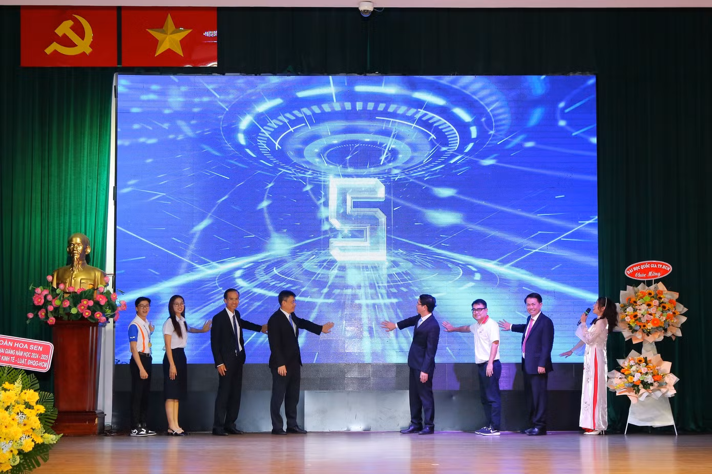 Đại diện Ban Giám hiệu UEL, ĐHQG TP. HCM, các tổ chức Đoàn - Hội Sinh viên, tân sinh viên cùng thực hiện nghi thức khai giảng năm học 2024 - 2025. Đại diện Ban Giám hiệu UEL, ĐHQG TP. HCM, các tổ chức Đoàn - Hội Sinh viên, tân sinh viên cùng thực hiện nghi thức khai giảng năm học 2024 - 2025.