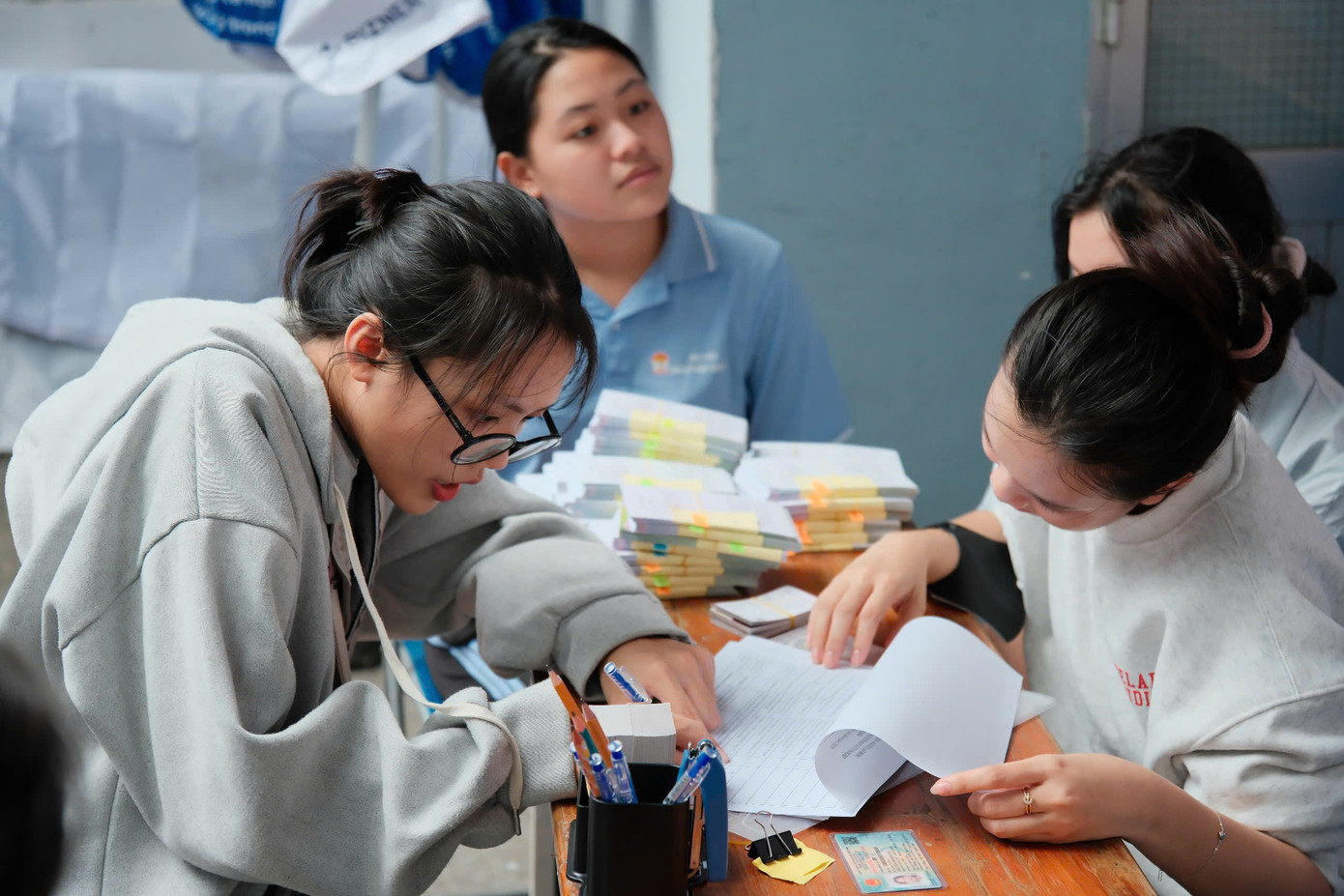 Sinh viên đến nhận vé tại Trung tâm hỗ trợ học sinh, sinh viên Thành phố.