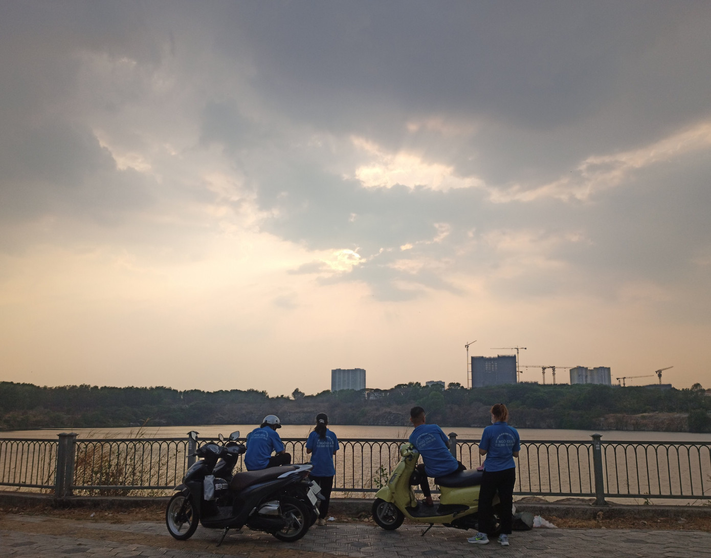 Hồ Đá (Làng Đại học Thủ Đức) trở thành địa điểm hóng gió, tránh nóng của nhiều bạn sinh viên mỗi khi chiều về.