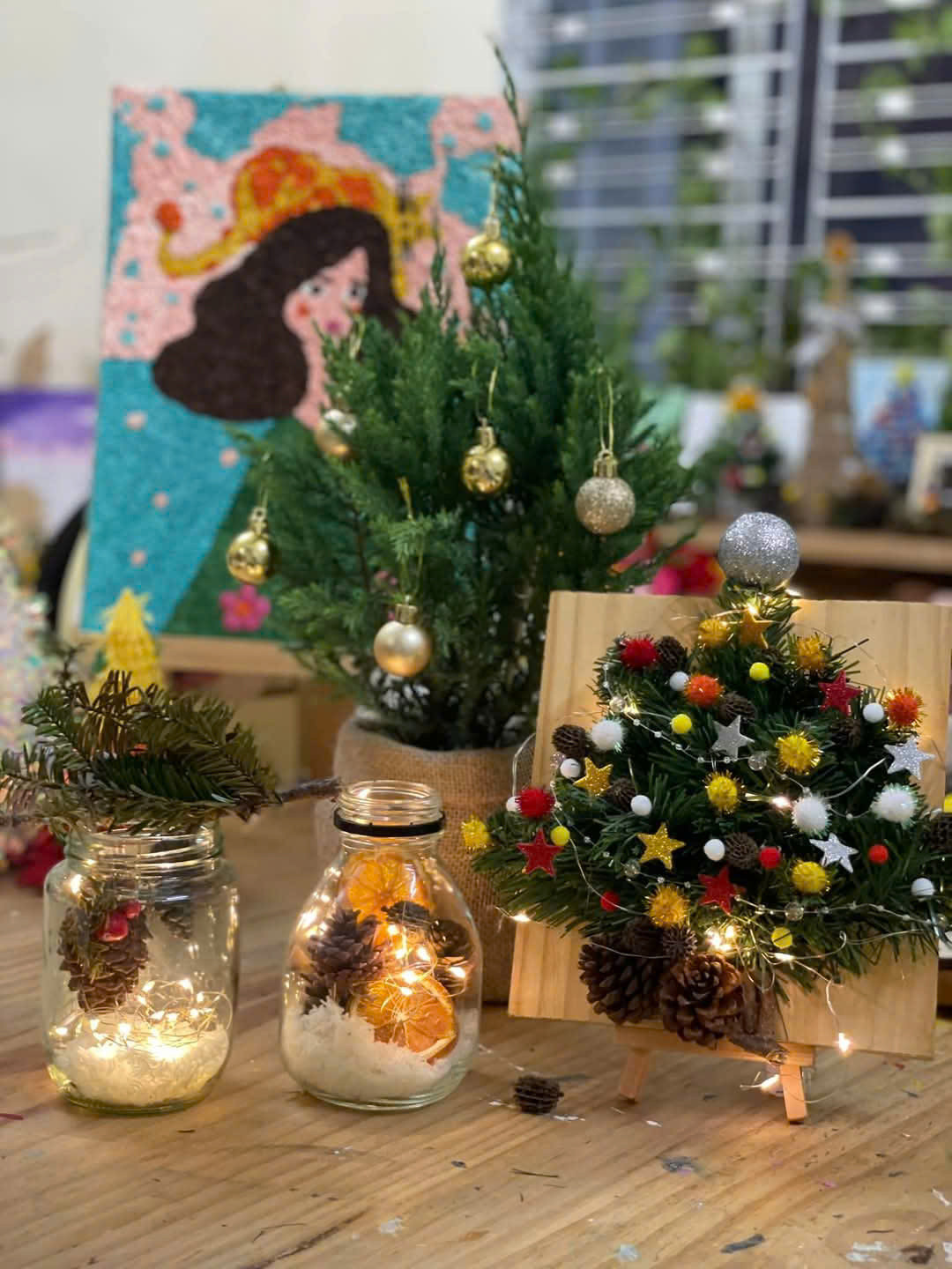 Tự tay mang Giáng sinh về nhà - những sản phẩm handmade mang đậm dấu ấn cá nhân được các bạn trẻ sáng tạo và đem về tại cửa hàng Chiền chiện tinh mơ Art &amp; Craft Workshop (Q. 1).