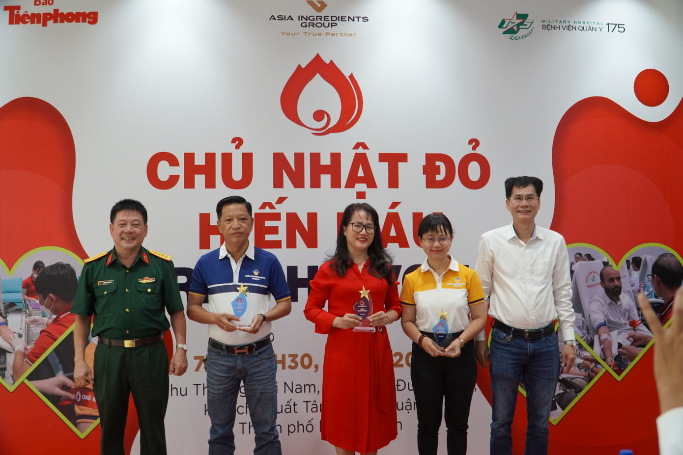 Nhà báo Lý Thành Tâm (ngoài cùng, bên phải) và Đại tá Nguyễn Xuân Vũ, Phụ trách khoa Truyền máu Bệnh viện Quân Y 175 tặng Kỷ niệm chương cho lãnh đạo Tập đoàn Nguyên liệu Á Châu AIG.