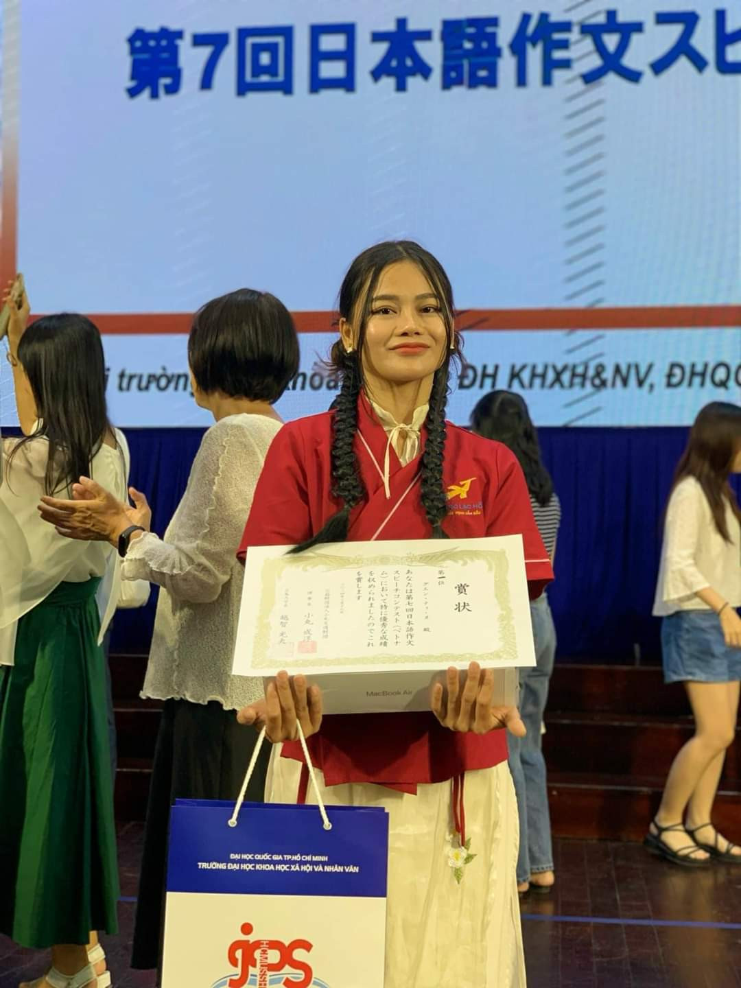Nguyễn Thị Nữ xuất sắc đoạt giải Nhất cuộc thi với phần thưởng là một chiếc Macbook và 2 tuần học tập giao lưu tại Nhật.