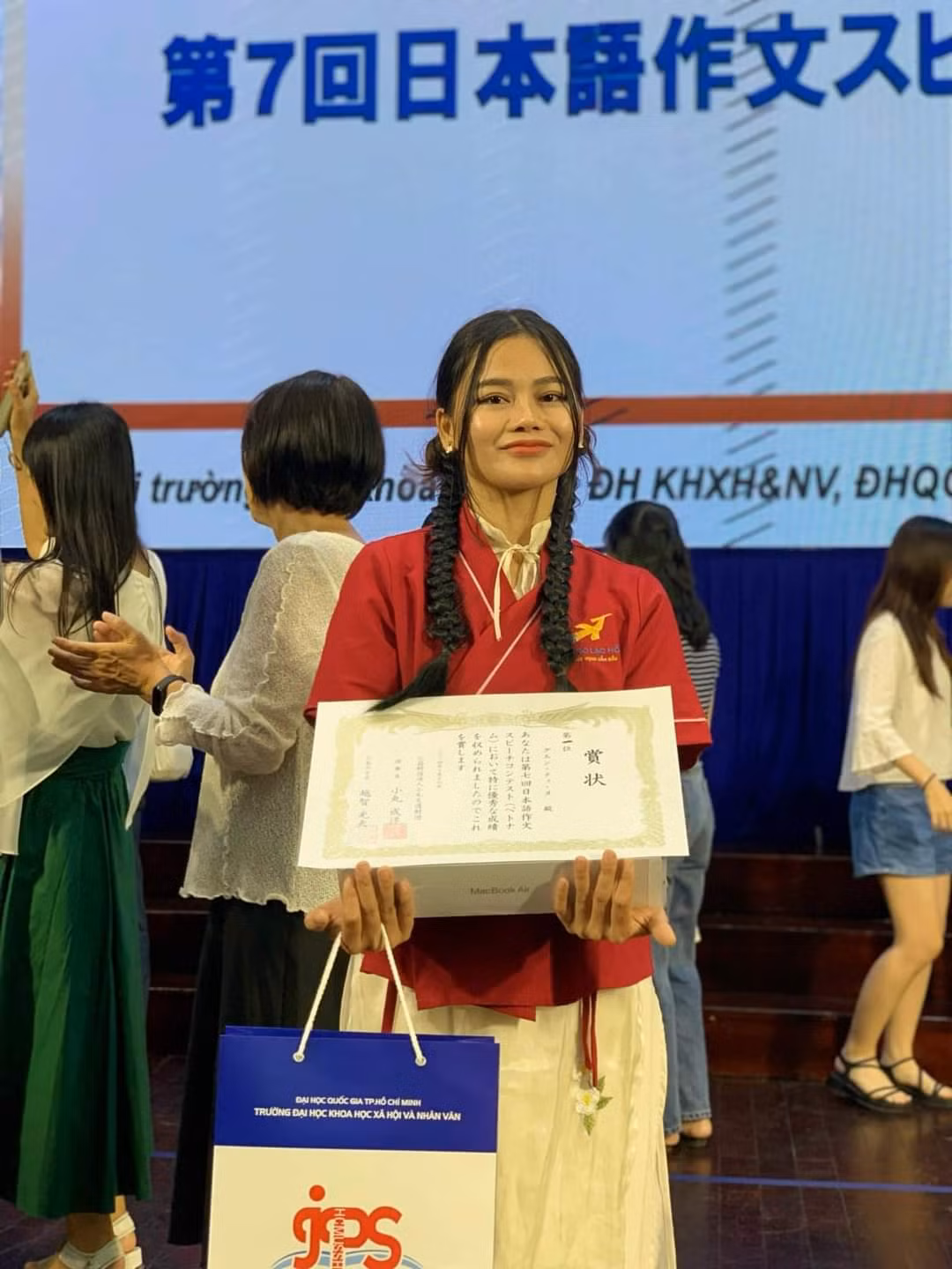 Nguyễn Thị Nữ xuất sắc đoạt giải Nhất cuộc thi với phần thưởng là một chiếc Macbook và 2 tuần học tập giao lưu tại Nhật.