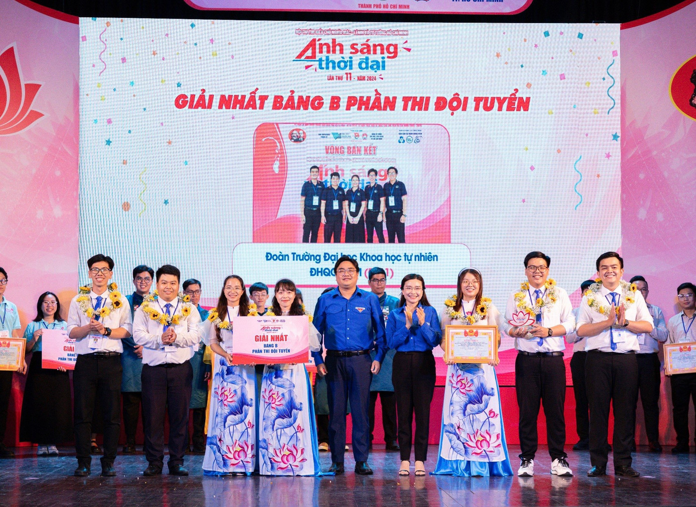 Đội tuyển số 1 của Đoàn trường ĐH KHTN, ĐHQG TP. HCM giành giải Nhất chung cuộc. Trong ảnh, Bí thư T.Ư Đoàn Nguyễn Phạm Duy Trang (bên phải) và Bí thư Thành Đoàn TP. HCM Ngô Minh Hải (bên trái) trao giải cho đội giành giải Nhất Hội thi. (Ảnh: Lý Nguyên) Đội tuyển số 1 của Đoàn trường ĐH KHTN, ĐHQG TP. HCM giành giải Nhất chung cuộc. Trong ảnh, Bí thư T.Ư Đoàn Nguyễn Phạm Duy Trang (bên phải) và Bí thư Thành Đoàn TP. HCM Ngô Minh Hải (bên trái) trao giải cho đội giành giải Nhất Hội thi. (Ảnh: Lý Nguyên)