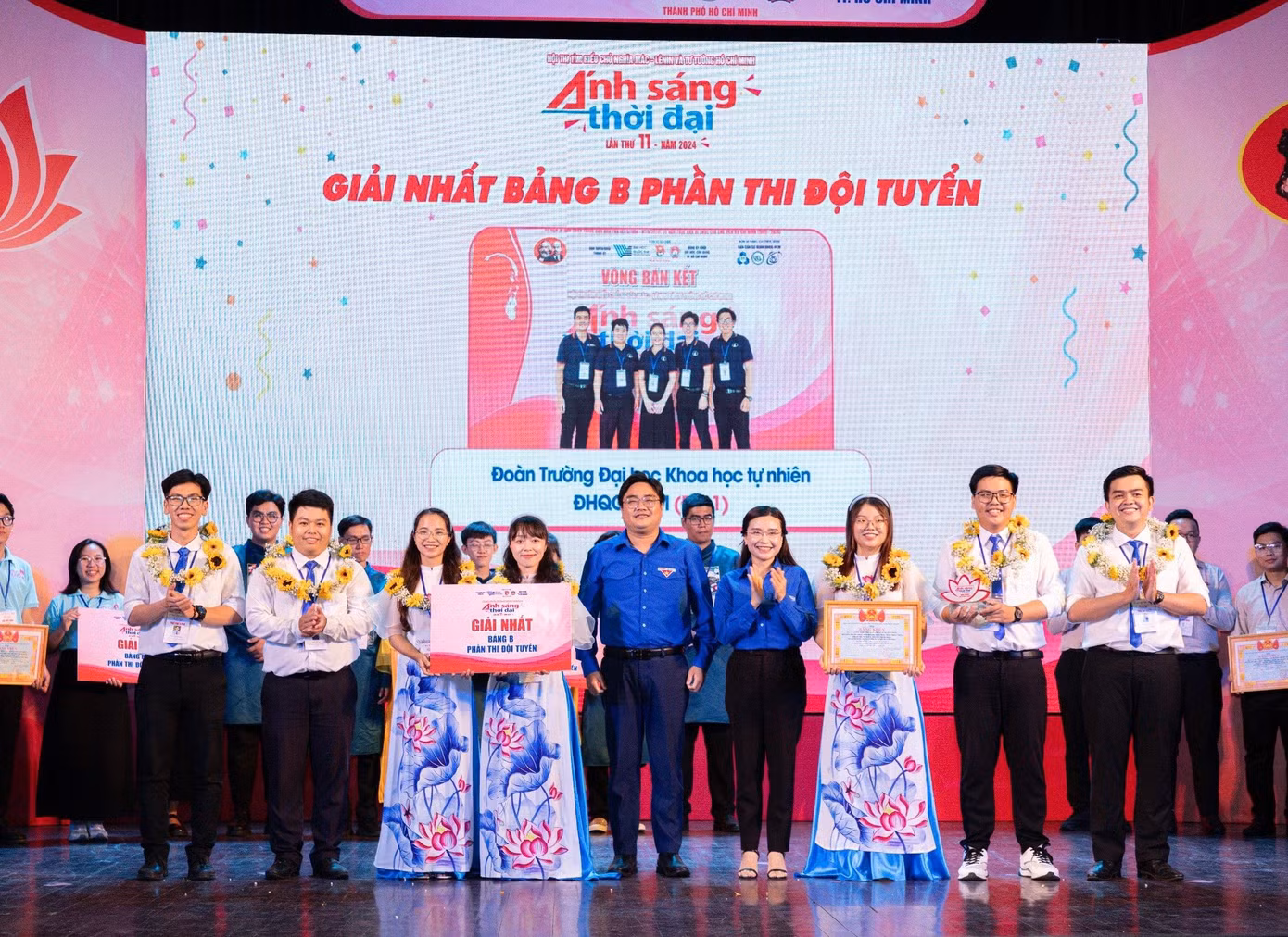 Đội tuyển số 1 của Đoàn trường ĐH KHTN, ĐHQG TP. HCM giành giải Nhất chung cuộc. Trong ảnh, Bí thư T.Ư Đoàn Nguyễn Phạm Duy Trang (bên phải) và Bí thư Thành Đoàn TP. HCM Ngô Minh Hải (bên trái) trao giải cho đội giành giải Nhất Hội thi. (Ảnh: Lý Nguyên)