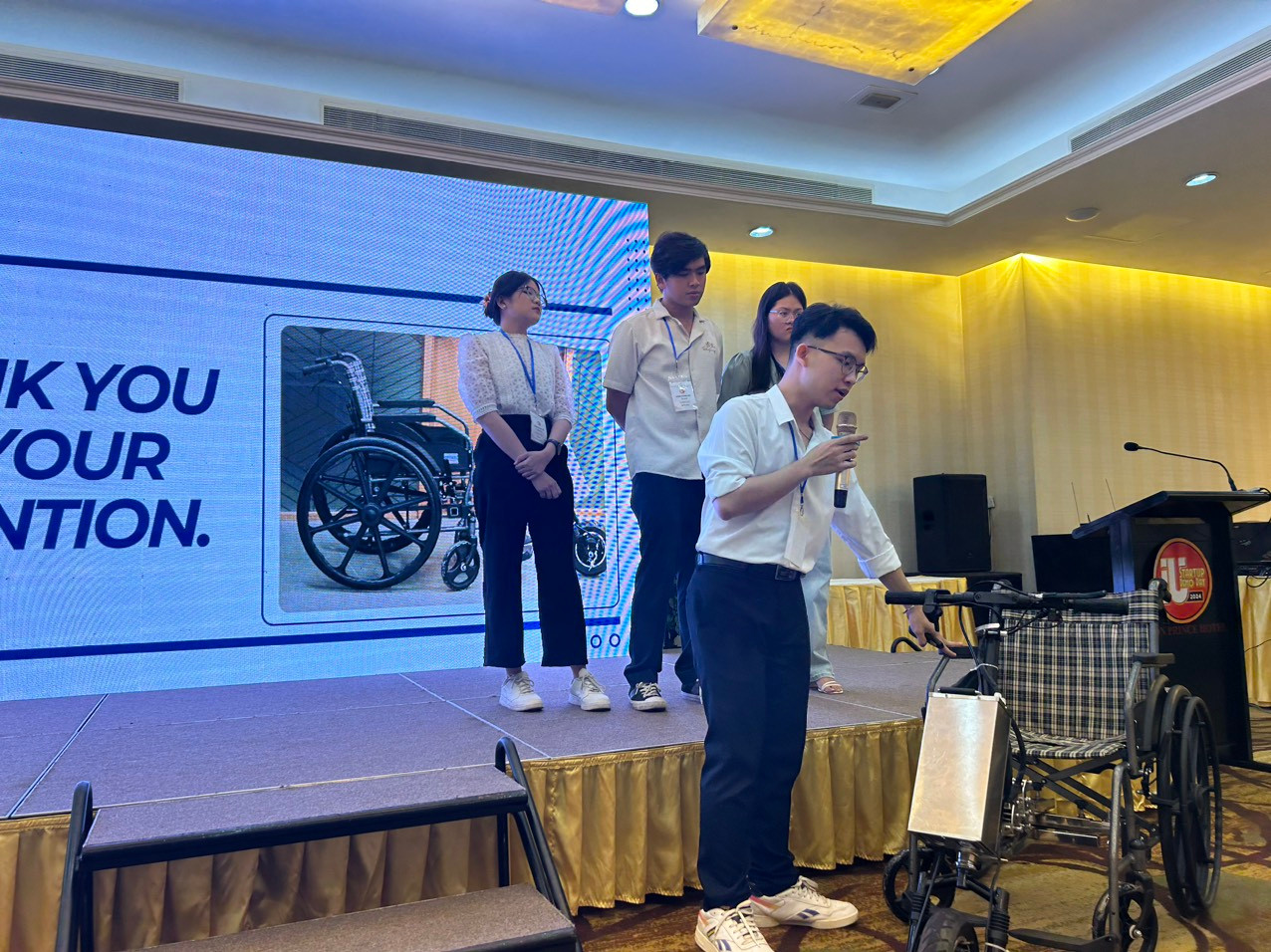 Dự án Cải tạo xe lăn thường thành xe lăn điện trình bày dự án trước Ban Giám khảo. Dự án Cải tạo xe lăn thường thành xe lăn điện trình bày dự án trước Ban Giám khảo.