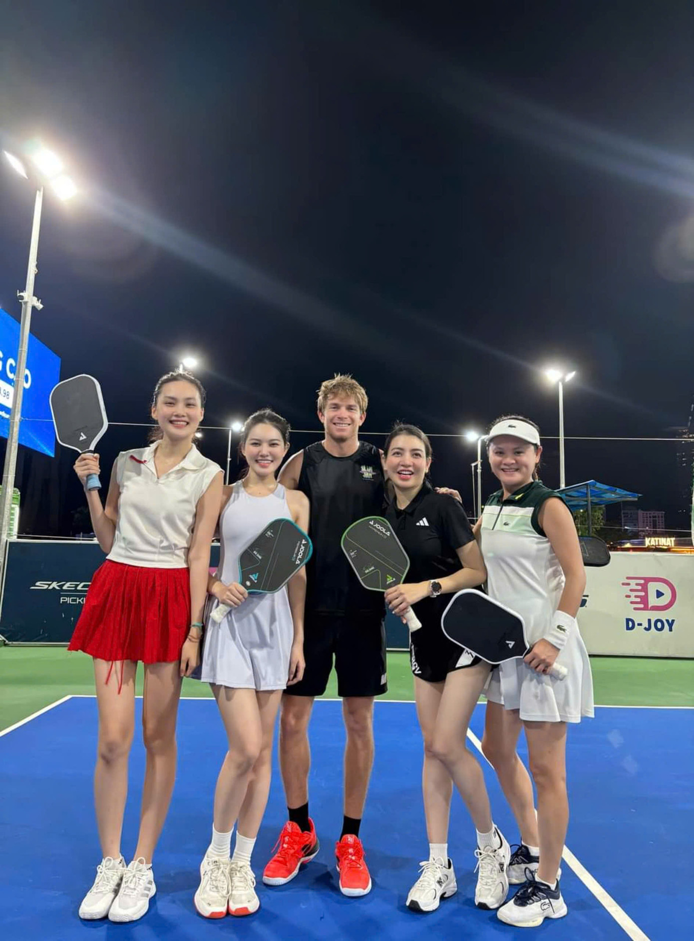 Kiều Trinh và đồng đội hào hứng tập luyện và “check-in” với bộ môn thể thao “khuấy đảo” xu hướng ở Sài Gòn. (Ảnh: Kiều Trinh) Kiều Trinh và đồng đội hào hứng tập luyện và “check-in” với bộ môn thể thao “khuấy đảo” xu hướng ở Sài Gòn. (Ảnh: Kiều Trinh)