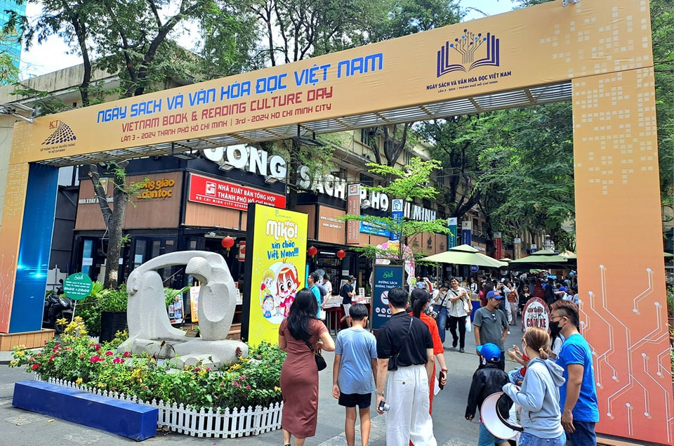 Đến ngày hôm nay, Ngày hội đã đi được nửa chặng đường với các chương trình giao lưu, giảm giá sách, trải nghiệm không gian tràn ngập tri thức, thu hút giới trẻ Sài Gòn và du khách nước ngoài tham gia.