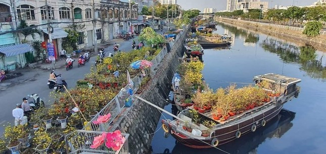 Chợ hoa Xuân 'Trên bến dưới thuyền' cũng tạo ra nét đặc trưng cho chợ hoa Tết tại TP. HCM. Chợ hoa Xuân 'Trên bến dưới thuyền' cũng tạo ra nét đặc trưng cho chợ hoa Tết tại TP. HCM.