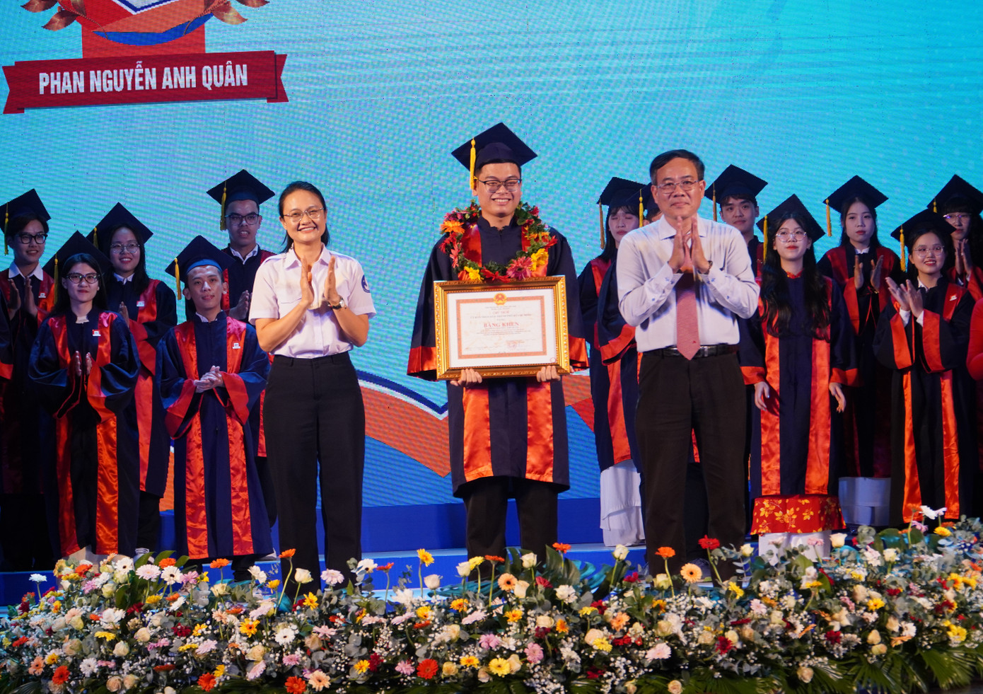 Chị Trần Thu Hà - Phó Bí thư Thành Đoàn TP. HCM, Chủ tịch Hội Sinh viên TP. HCM (bên trái) trao bằng khen cho thủ khoa được vinh danh.