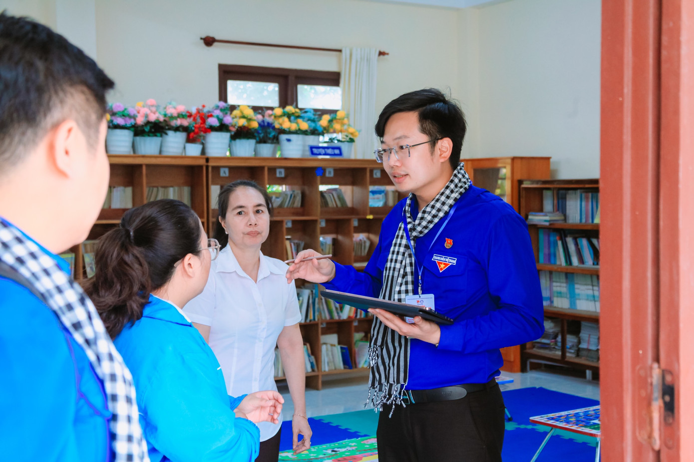 Đoàn công tác tiếp tục hành trình đến với các điểm công trình đã thực hiện những năm trước và khảo sát, ghi nhận những đề xuất của địa phương, qua đó đề xuất một số hoạt động, công trình phần việc dự kiến thực hiện sắp tới. (Ảnh: TLTĐ)