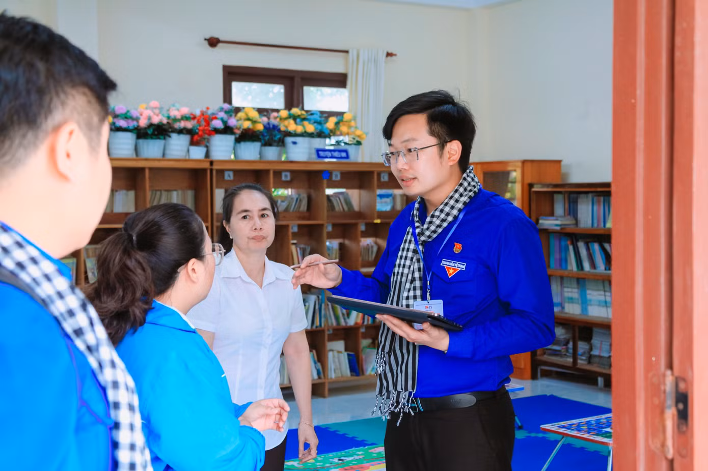 Đoàn công tác tiếp tục hành trình đến với các điểm công trình đã thực hiện những năm trước và khảo sát, ghi nhận những đề xuất của địa phương, qua đó đề xuất một số hoạt động, công trình phần việc dự kiến thực hiện sắp tới. (Ảnh: TLTĐ)