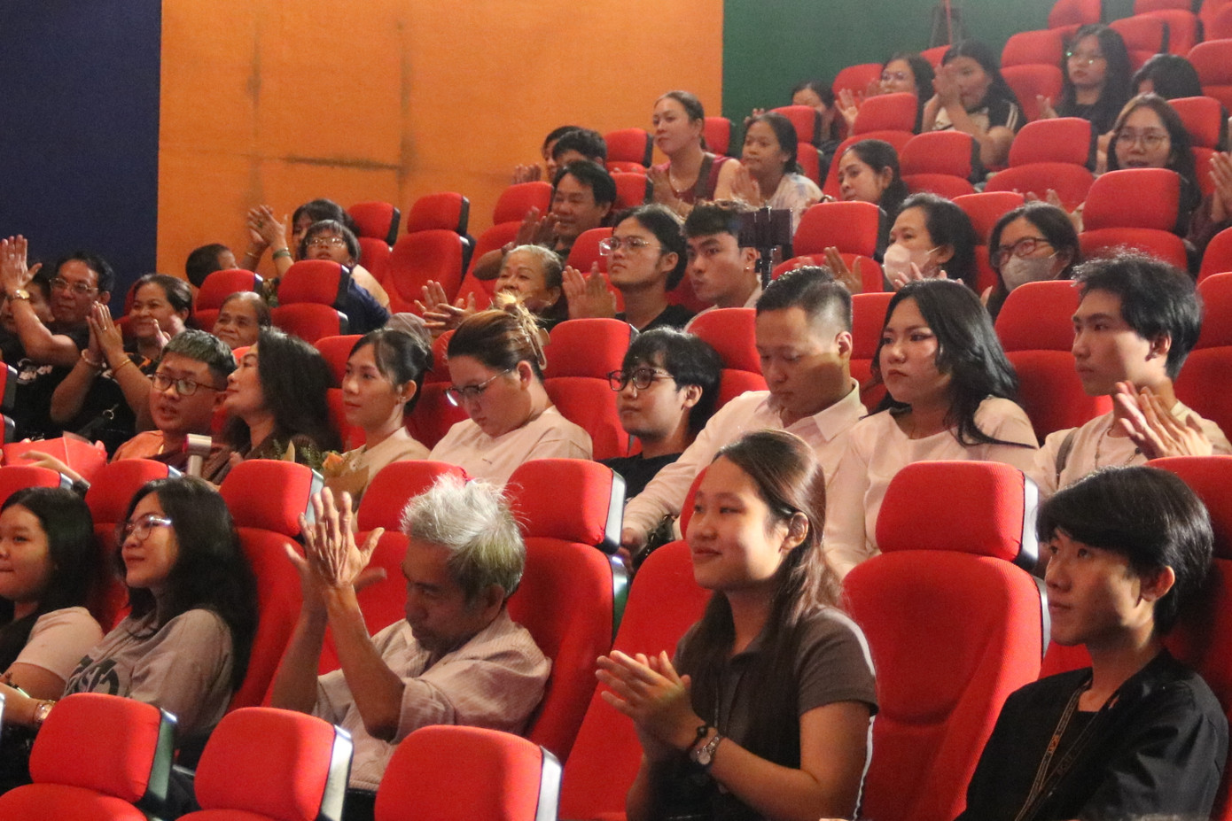 Khán giả lấp đầy hội trường trong buổi trình diễn cải lương của chương trình “Ngọc sáng âm vang”.