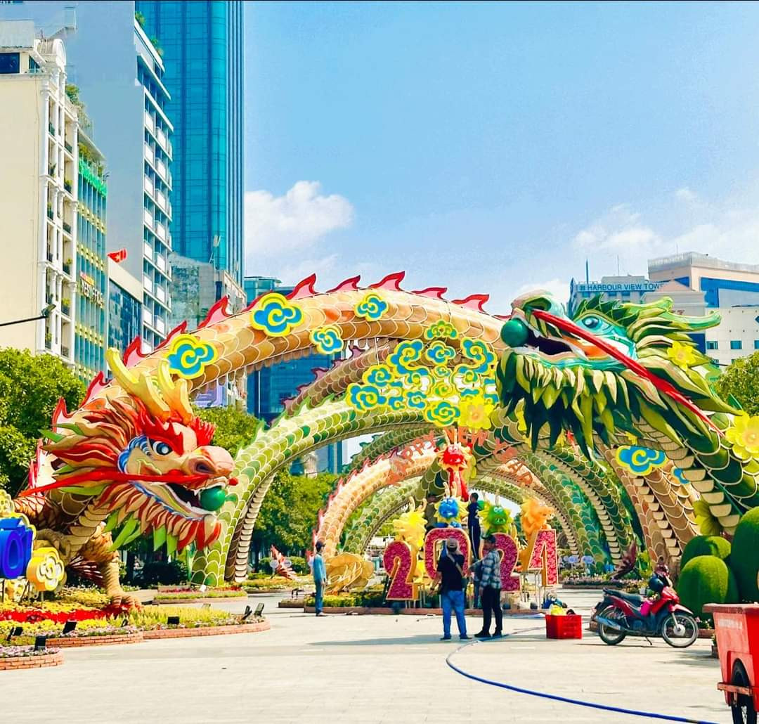 Đường hoa Nguyễn Huệ đã hoàn thành hầu hết các hạng mục để đón du khách tham quan. Đường hoa Nguyễn Huệ đã hoàn thành hầu hết các hạng mục để đón du khách tham quan.