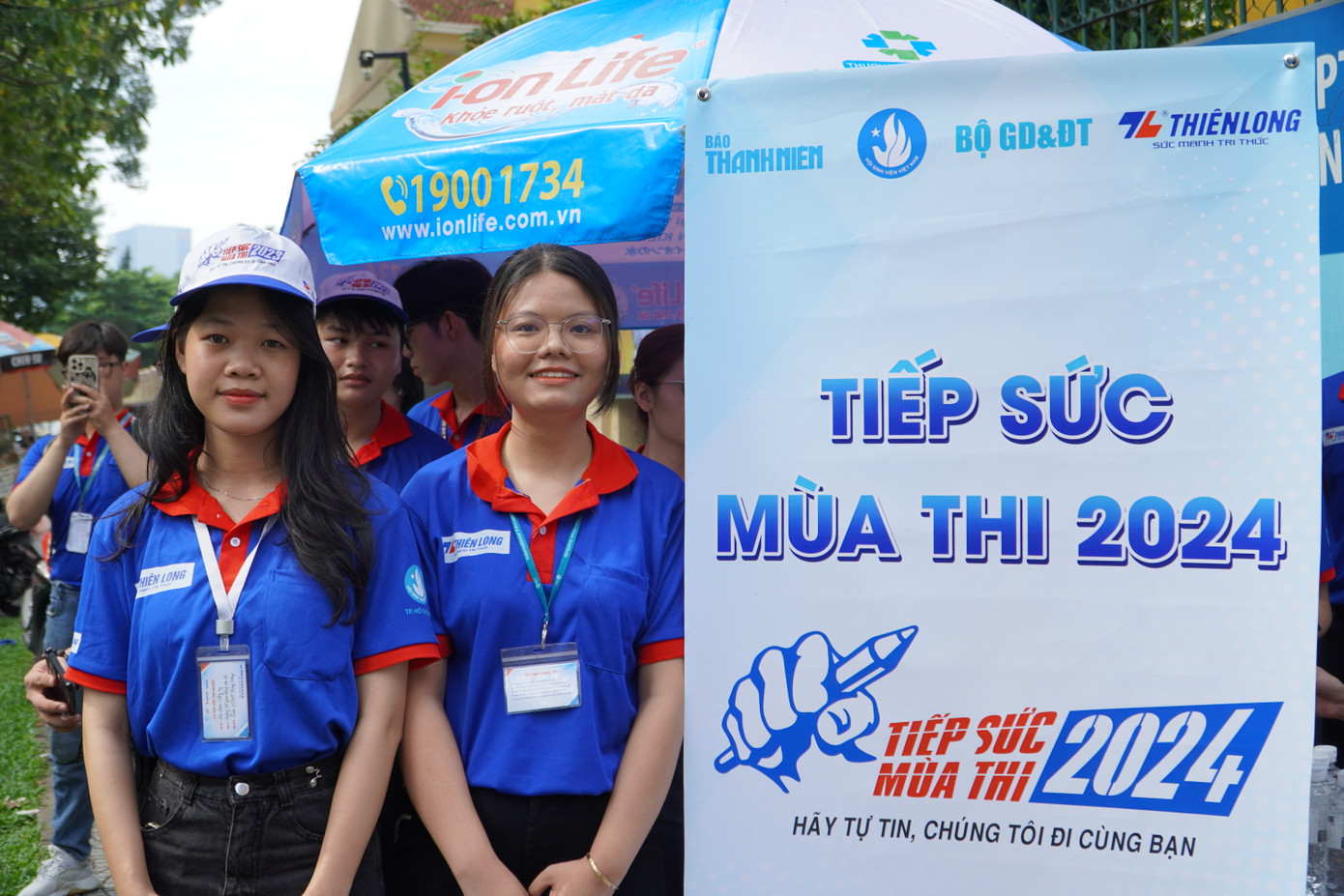 Tường Vy (bên phải) tham gia hoạt động 'Tiếp sức mùa thi'. (Ảnh: Văn Tiệp) Tường Vy (bên phải) tham gia hoạt động 'Tiếp sức mùa thi'. (Ảnh: Văn Tiệp)