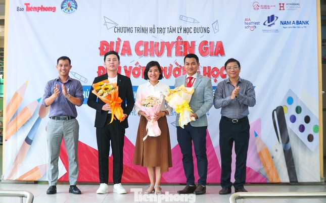 Ban Tổ chức tặng hoa cảm ơn các chuyên gia, diễn giả tham gia chương trình (Ảnh: Vương Tín) Ban Tổ chức tặng hoa cảm ơn các chuyên gia, diễn giả tham gia chương trình (Ảnh: Vương Tín)