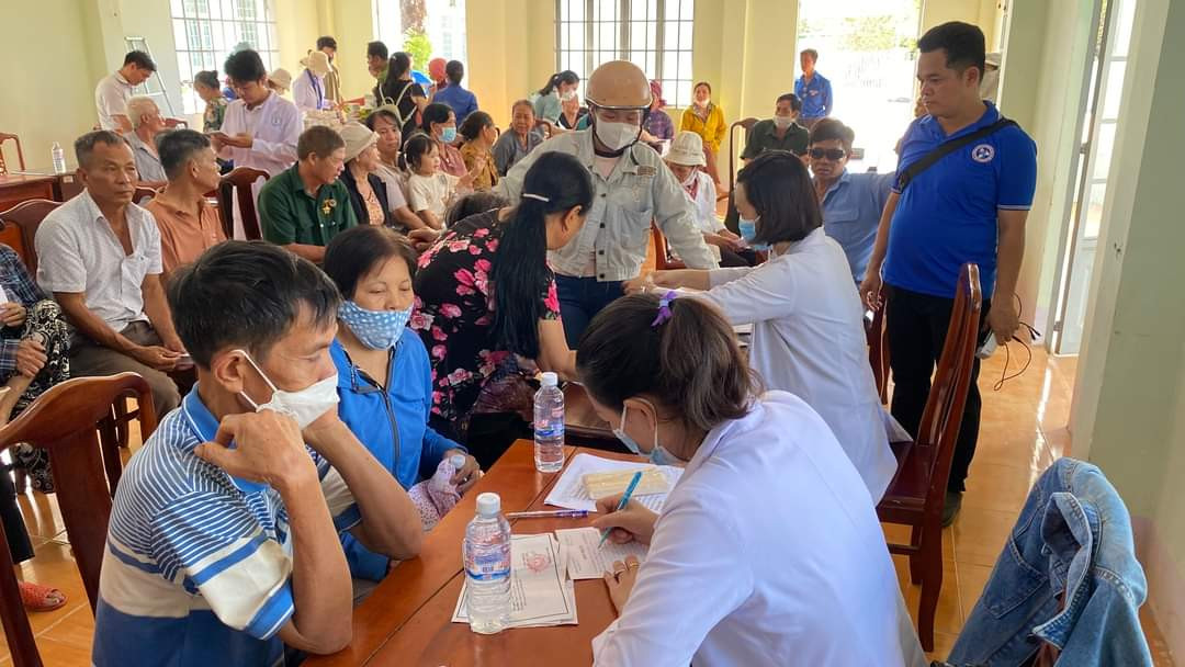 Hoạt động khám, chữa bệnh cho người dân tại hành trình. (Ảnh: TLTĐ)