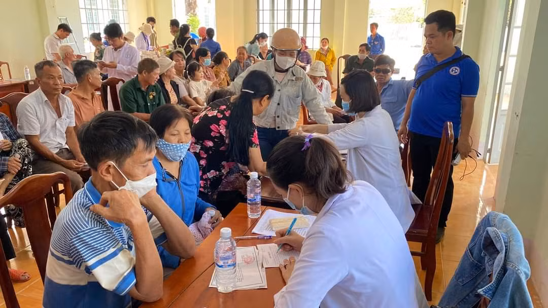 Hoạt động khám, chữa bệnh cho người dân tại hành trình. (Ảnh: TLTĐ) Hoạt động khám, chữa bệnh cho người dân tại hành trình. (Ảnh: TLTĐ)