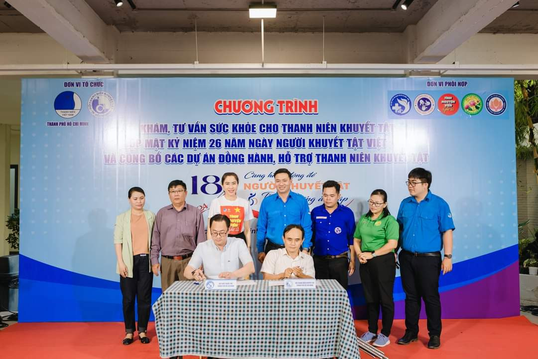 Kí kết hợp tác giữa Hội Thanh niên khuyết tật TP. HCM các đơn vị tại chương trình.